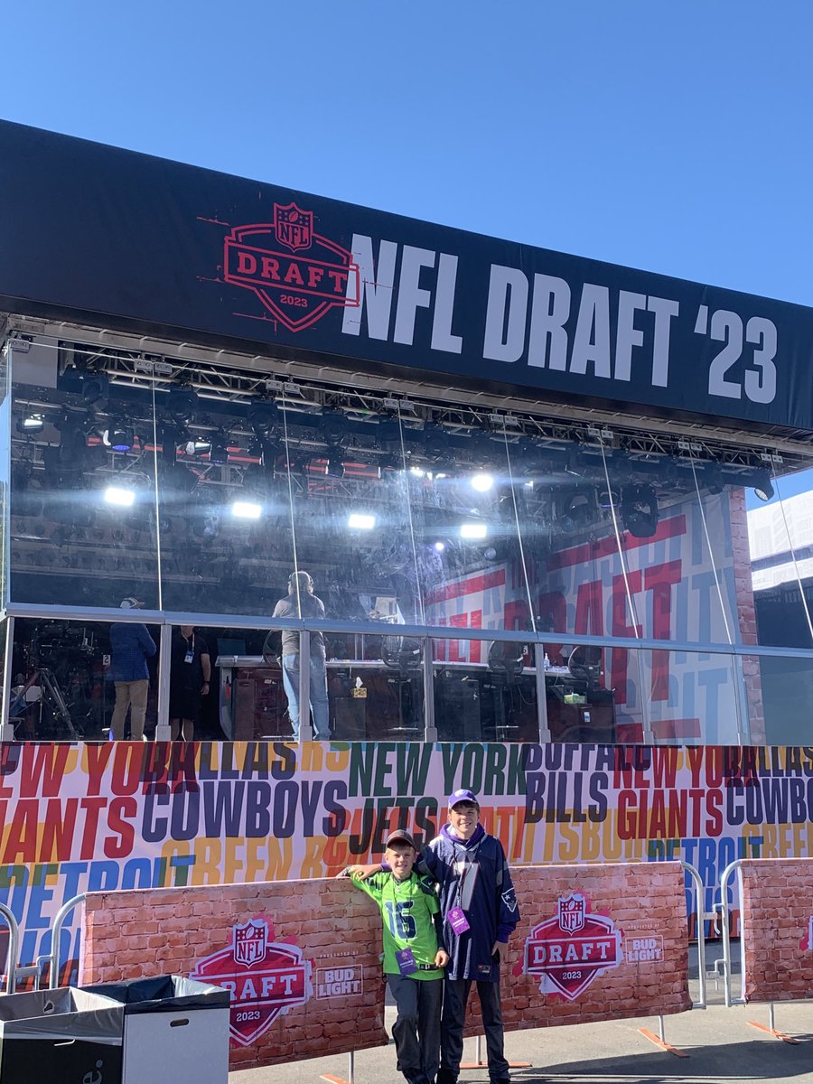 CoachSullivan84's tweet photo. Fun day in KC at the draft. EMAW #NFLDRAFT https://t.co/3IF5nxNwlP