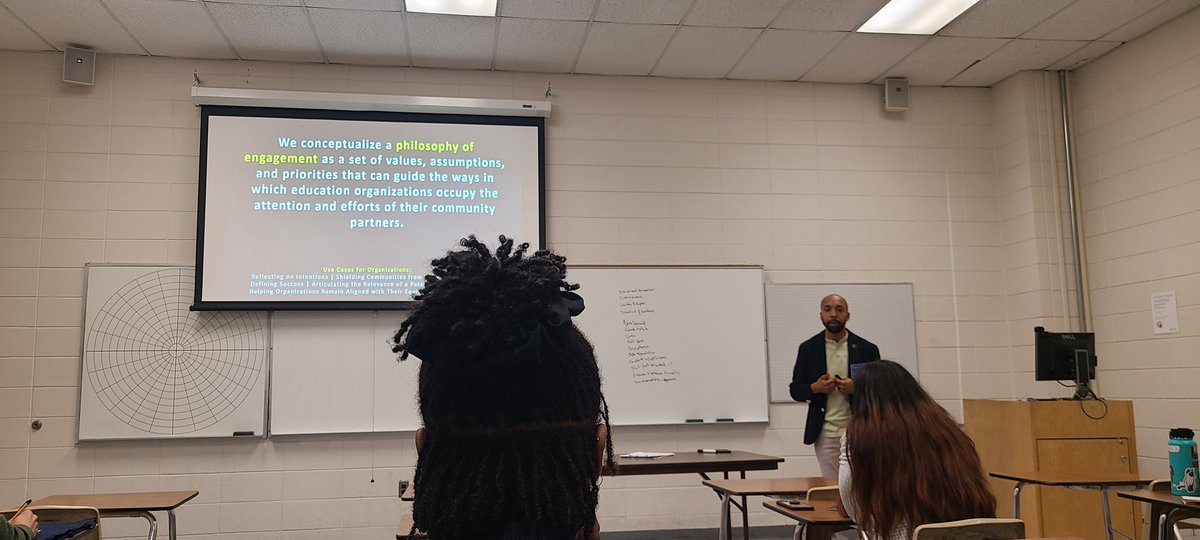 twkelly_EDU's tweet image. For the second session, listening to @DrDeLeonGray lead us around cultivating spaces of belonging for students, in particular students of color. #TeachingInColor #nced 🍎