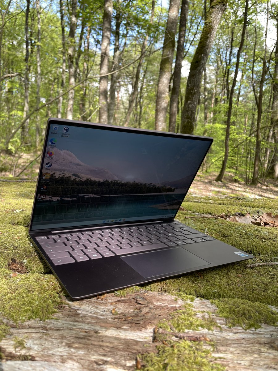 LevelTechFR's tweet photo. Aujourd’hui, la star du jour est un Dell XPS 13 ! 
On est allé le promener un petit peu…
Vous aimez la couleur ? https://t.co/TQFk2r32V8