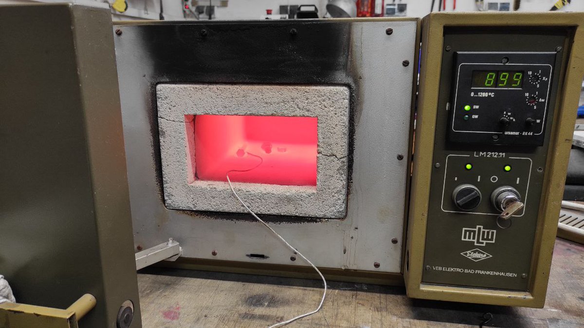 Dostaliśmy piec hartowniczy. Wymagał nieco czułości, naprawiliśmy instalację elektryczną, uszczelniliśmy, naprawiliśmy termoregulator. Piecyk grzeje i utrzymuje temperaturę.
Do pizzy się nie nadaje, ale może ktoś ma ochotę zrobić nóż? 1200°C powinno wystarczyć każdemu...