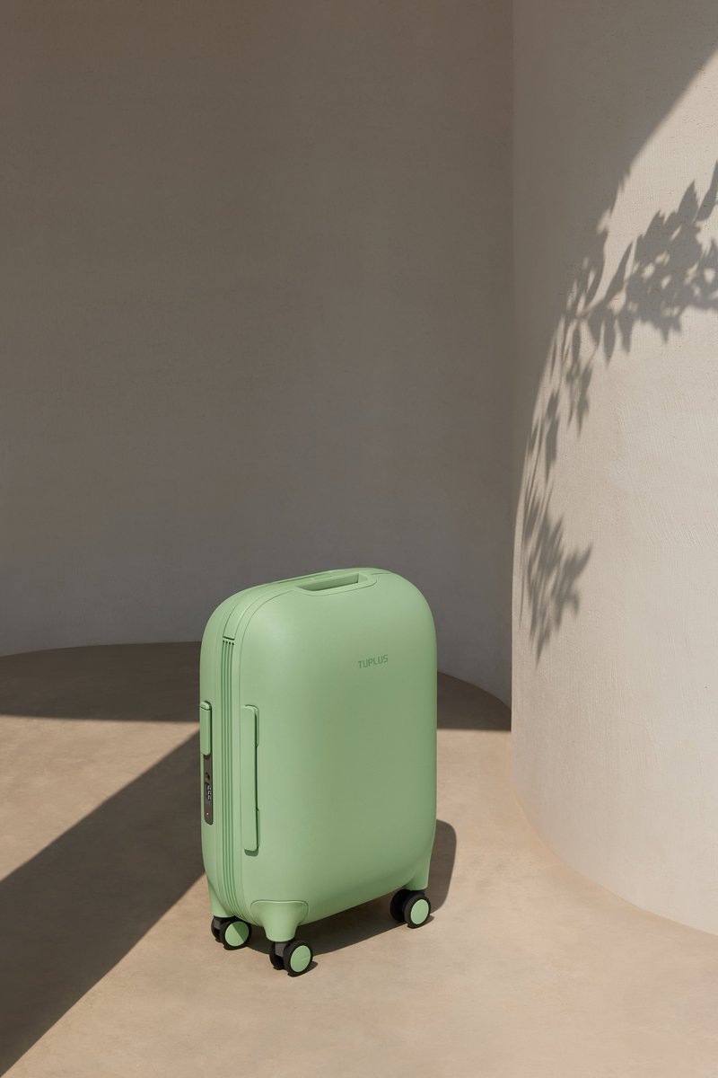 Who says luggage has to be boring? Our vibrant matcha green suitcase is proof that travel can be fun and stylish. Its cheerful color and durable design make it the ultimate travel companion.

#MatchaMagic #TravelHappy #RedLuggage #TravelInStyle #luggage #reddotaward