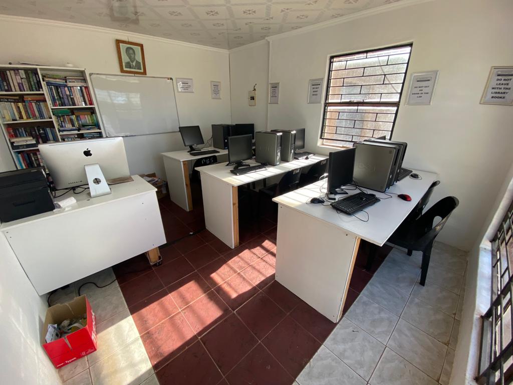TumeloRatala's tweet photo. Built this mini library/computer lab last year but man so far it feels like a failure, I can't seem to get the community make use of it, any advice I can utilize this space?2nd frame is my office/internet cafe @KeSeiphi @MorolongZA @VendaVendor 

Based in Bochum, Limpopo. https://t.co/zR524xGYRG