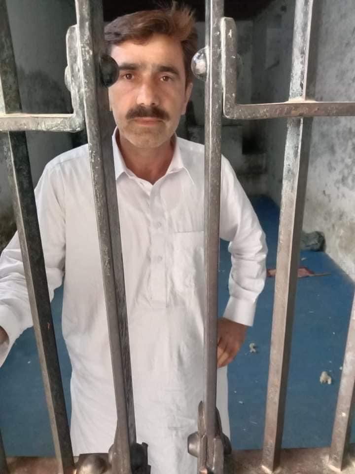 Naya__Pakistan_'s tweet photo. پروفیسر زبیر کالج کے مالک محد زبیر کو فیس بک پر  پوسٹ کرنے کی وجہ سے ضلع ڈیرہ اسماعیل خان کی تحصیل پہاڑپور پولیس نے گرفتار کر لیا۔مقدمہ درج کر کے حوالات میں بند کر دیا۔ یہ سب کیا ہے ؟ سب لوگ FIR پڑھیں ذرا https://t.co/Uu1OmtCMpd