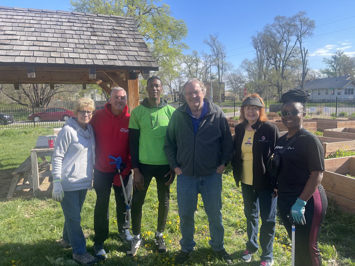 OPhilrooney's tweet photo. Sacred Heart Church helping the Global Leadership Group with a neighborhood cleanup. #Communitycleanupchallenge #safecity https://t.co/aSncsUvlpC
