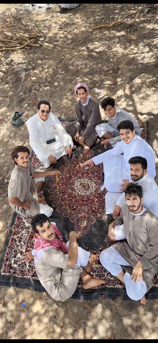 معهم لم اعد اقل أن لدي اصدقاء !
اصبحت اشعر ان كلمة صديق تُقصِّر في حق احدهم ، كلمة أخ هي فعلاً من تفي بحقهم بل احياناً اشعر بالتقصير اذا لفظتها متحدثاً عنهم ، 
لم يعد الرابط بيننا سنوات ، او اشهر ، او ايام ، بل روابطنا هي المواقف و الضروف و المصاعب 

ادامكم الله لي 🤍.