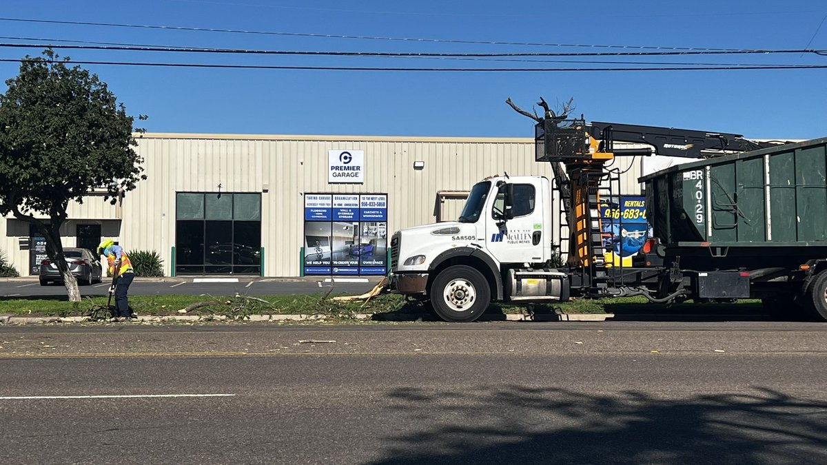 CityofMcAllen's tweet image. Our McAllen Public Works crews are still out working as fast as they can this morning to clear debris. Please place debris curbside in front of the residence. 

We ask that residents be patient, as storm damages are city-wide.