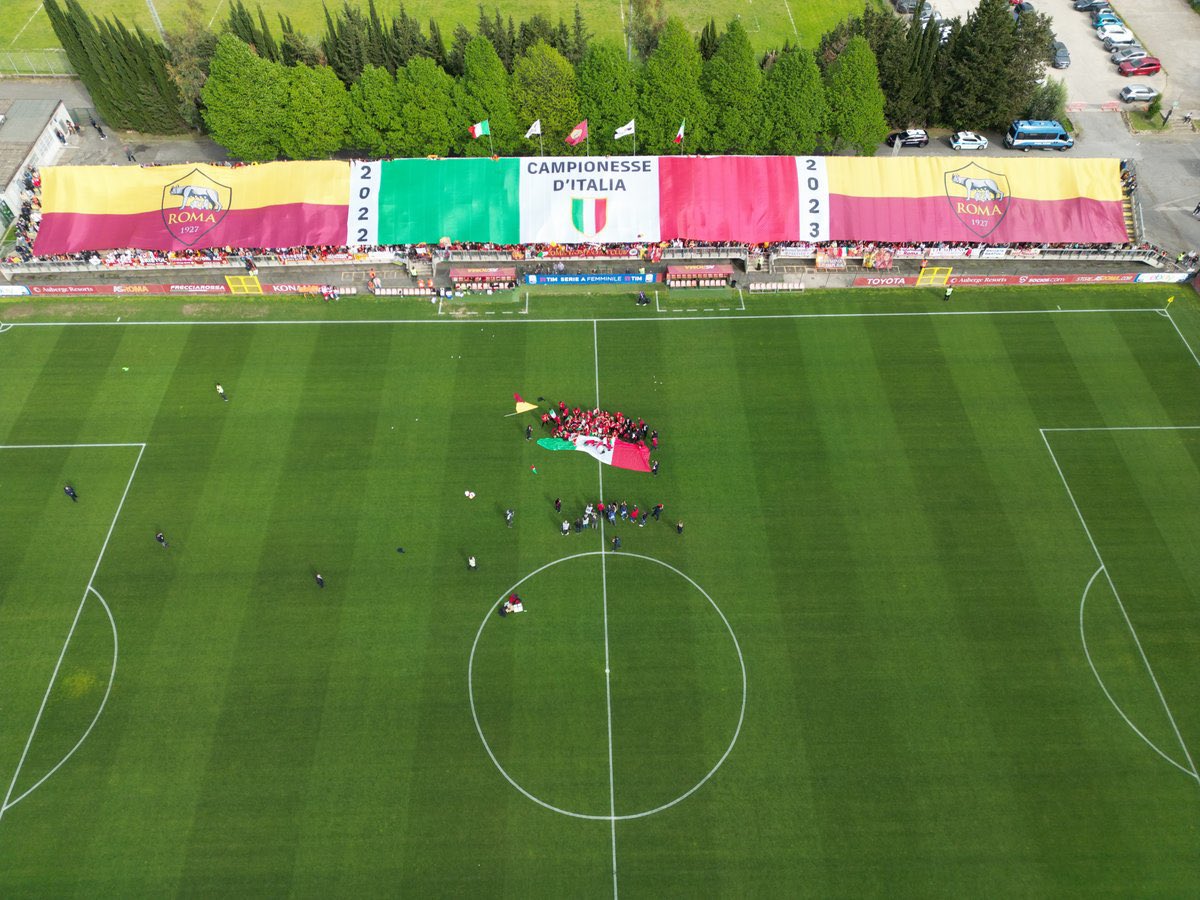 ASRomaFemminile's tweet photo. ✈️ 💛🇮🇹❤️ 😍 https://t.co/QhBUcTkEKj