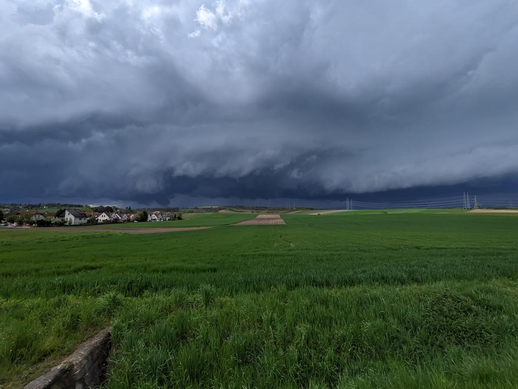 Vorgestern noch kalt und heute schwül und Gewitter. So schnell kann's gehen 🚴🌩️