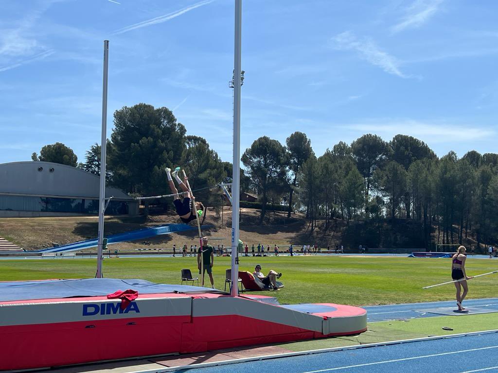Atletisme_FCA's tweet photo. 🤝 El @CARSantCugat és escenari durant tot el dissabte de cinc jornades de seguiments i un pla especial organitzat pel Comitè Tècnic de la FCA.

D’aquesta forma, més d’una setantena d’atletes participen en entrenaments d’alçada, perxa, salts horitzontals, pes i martell. https://t.co/rCI5Sld2m6