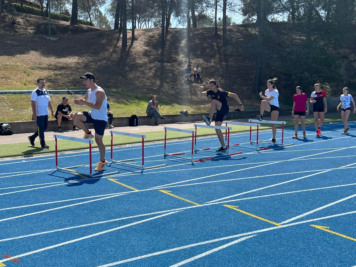 Atletisme_FCA's tweet photo. 🤝 El @CARSantCugat és escenari durant tot el dissabte de cinc jornades de seguiments i un pla especial organitzat pel Comitè Tècnic de la FCA.

D’aquesta forma, més d’una setantena d’atletes participen en entrenaments d’alçada, perxa, salts horitzontals, pes i martell. https://t.co/rCI5Sld2m6