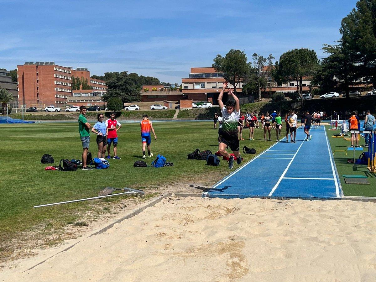 Atletisme_FCA's tweet photo. 🤝 El @CARSantCugat és escenari durant tot el dissabte de cinc jornades de seguiments i un pla especial organitzat pel Comitè Tècnic de la FCA.

D’aquesta forma, més d’una setantena d’atletes participen en entrenaments d’alçada, perxa, salts horitzontals, pes i martell. https://t.co/rCI5Sld2m6
