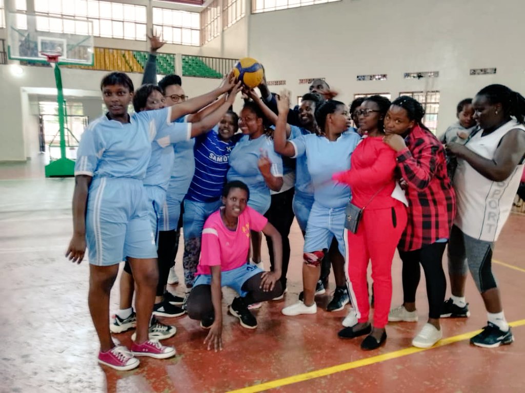 Ikipe ya Volleyball y'abagore y'Umurenge wa #Gasaka ihagarariye Akarere ka #Nyamagabe itwaye igikombe mu marushanwa 'Umurenge Kagame Cup' ku rwego rw'Intara nyuma yo gutsinda ikipe za Huye na Nyaruguru.