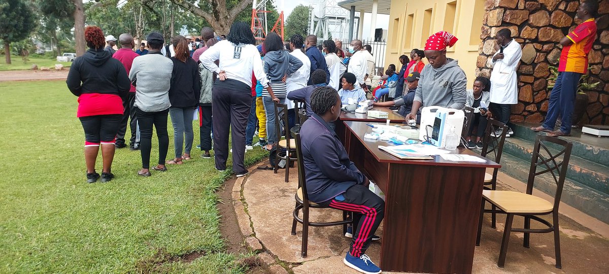 chu_butare's tweet photo. Nyuma y'umuganda, abakozi bitabiriye igikorwa rusange cyabereye mubitaro cyo gupima indwara zitandura,  hakurikiraho inama ya nyuma y'umuganda yibanze ku gushimira umurava abakozi bagaragaza mukazi kabo, umunsi w'umurimo, kunoza akazi no guhora twita ku isuku aho dukorera. 2/2 https://t.co/WtoW5Rv2Fi
