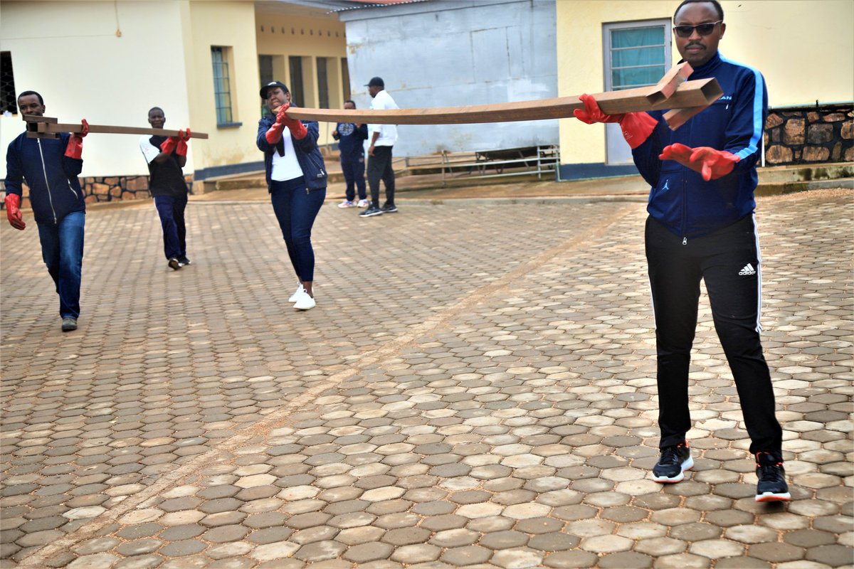 chu_butare's tweet photo. Nyuma y'umuganda, abakozi bitabiriye igikorwa rusange cyabereye mubitaro cyo gupima indwara zitandura,  hakurikiraho inama ya nyuma y'umuganda yibanze ku gushimira umurava abakozi bagaragaza mukazi kabo, umunsi w'umurimo, kunoza akazi no guhora twita ku isuku aho dukorera. 2/2 https://t.co/WtoW5Rv2Fi