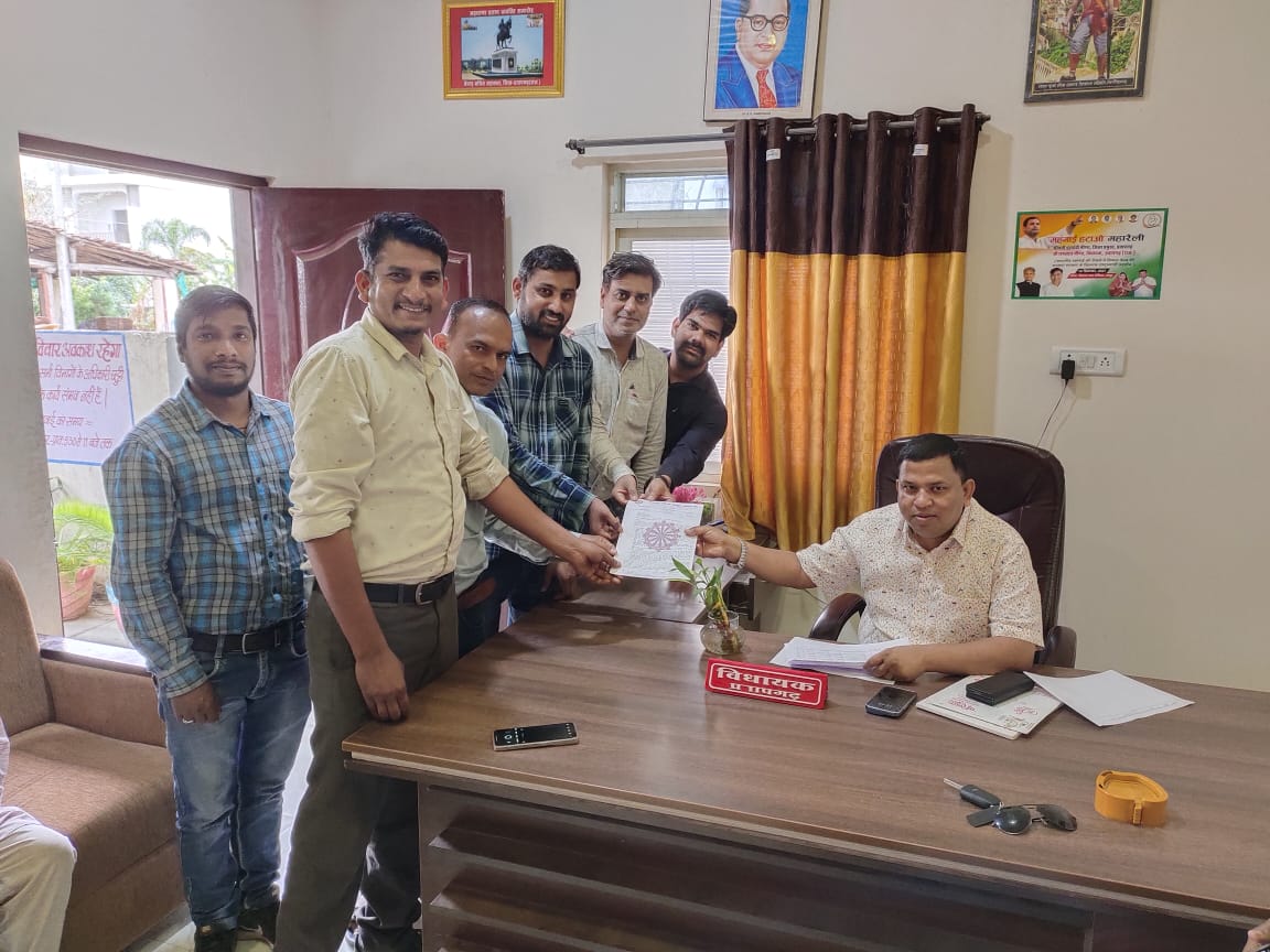 It_Union_PTG's tweet photo. आज @It_Union_PTG द्वारा प्रतापगढ़  विधायक @RamlalMeenaINC को ज्ञापन सौप कर @IA_Union की माँ एवम वर्तमान आंदोलन के बारे में अवगत करवाया. विधायक महोदय ने माननीय मुख्यमन्त्री @ashokgehlot51 को पत्र लिख कर संघ की मांगों पर सहानुभूति पूर्वक निर्णय करने की अभिशंषा की।
#IADemands3600GP https://t.co/vTGJX7rhje