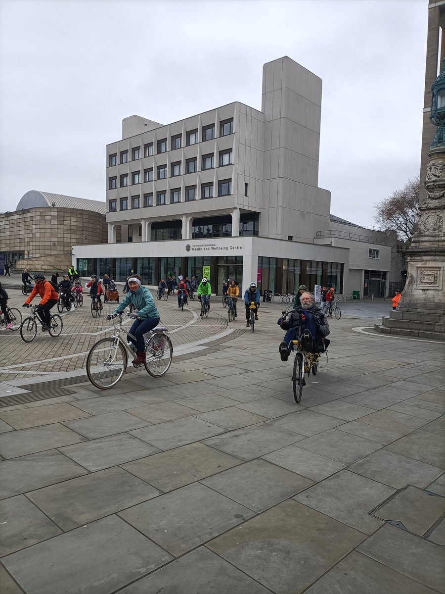 fitfifertrainin's tweet photo. #CriticalMass #powerofthepedal #drivelessridemore #wheresfifesactivetravelsupporters #edinburgh https://t.co/sZ3ZINnezu