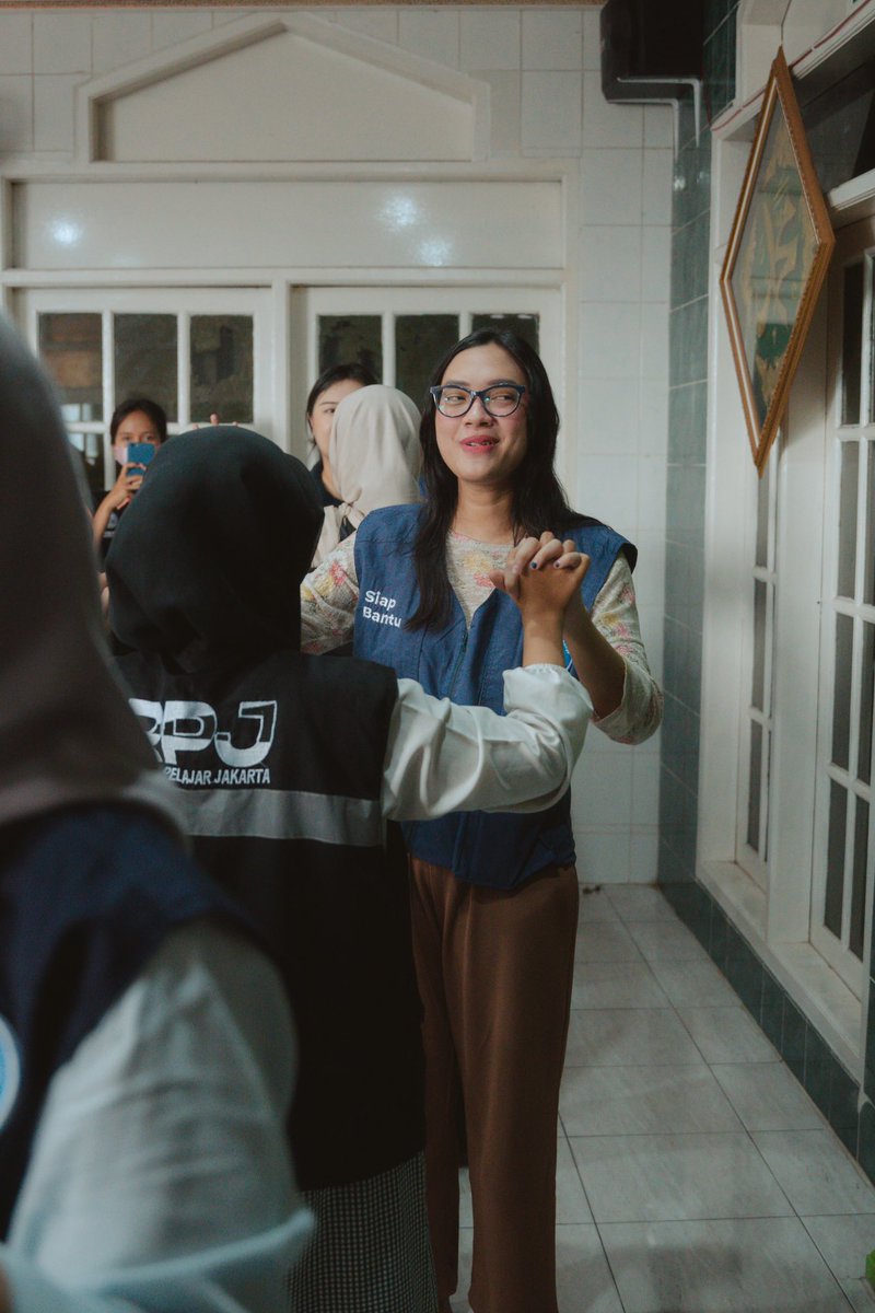 catp00h's tweet photo. Keseruan #Voluntrip bareng @kitabisacom kemarin Jum’at <3 https://t.co/SgBgrd04zH