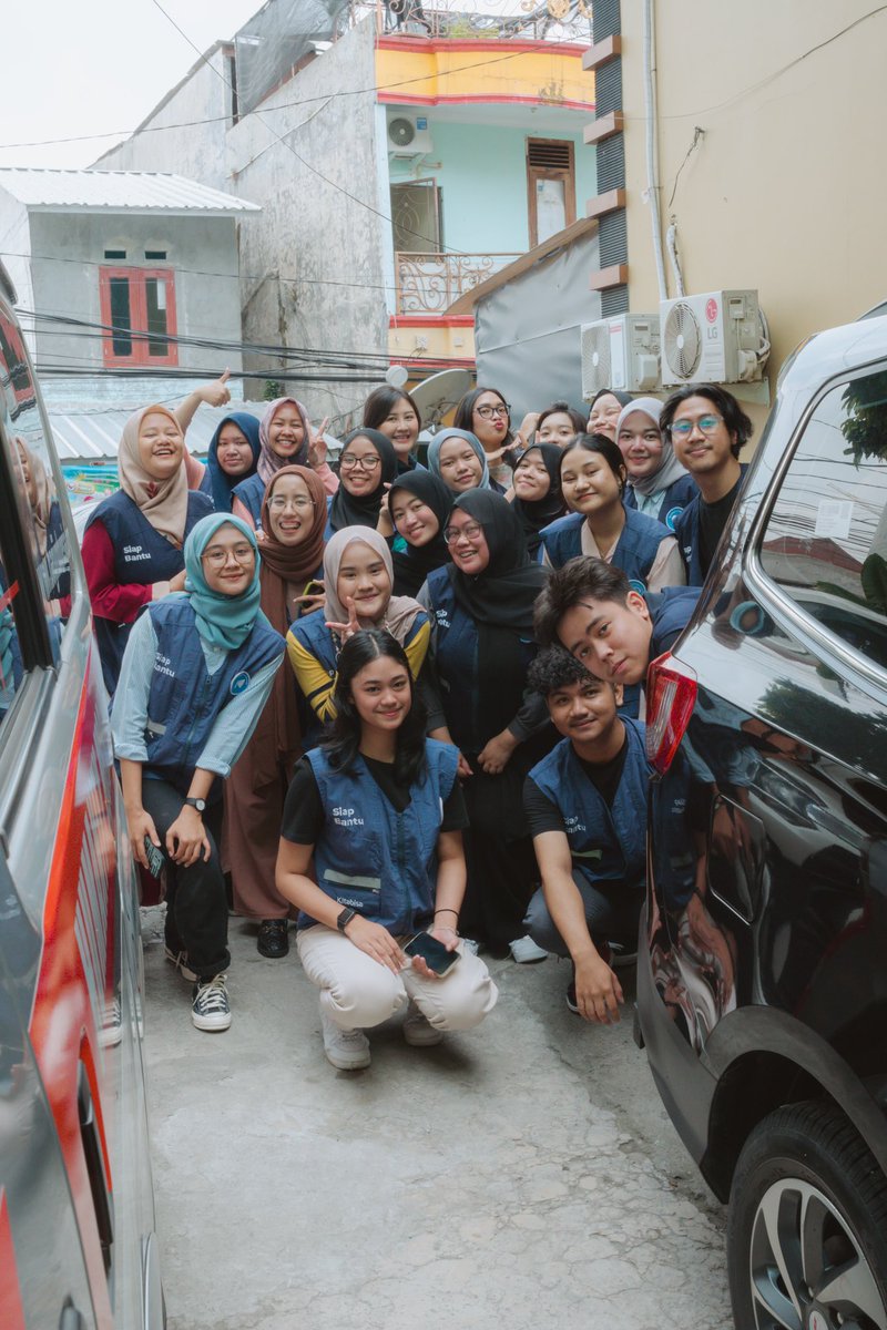 catp00h's tweet photo. Keseruan #Voluntrip bareng @kitabisacom kemarin Jum’at <3 https://t.co/SgBgrd04zH