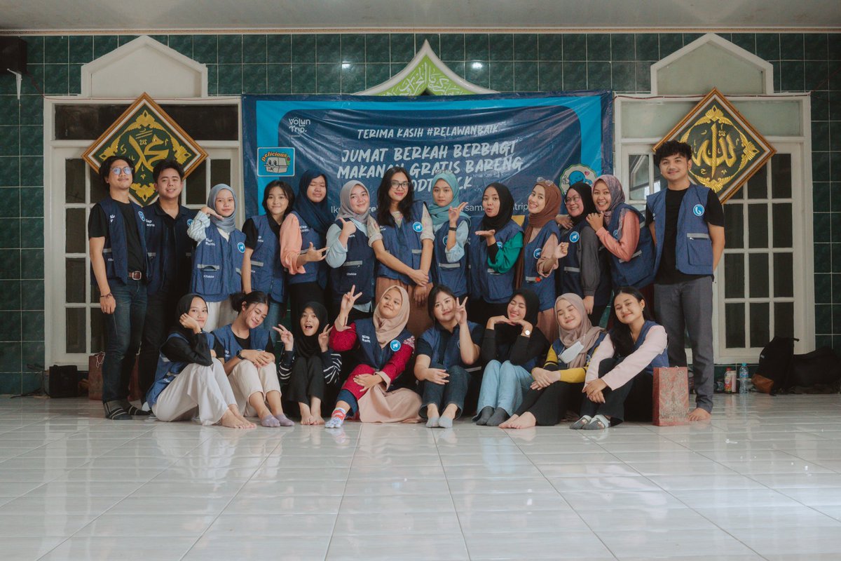 catp00h's tweet photo. Keseruan #Voluntrip bareng @kitabisacom kemarin Jum’at <3 https://t.co/SgBgrd04zH