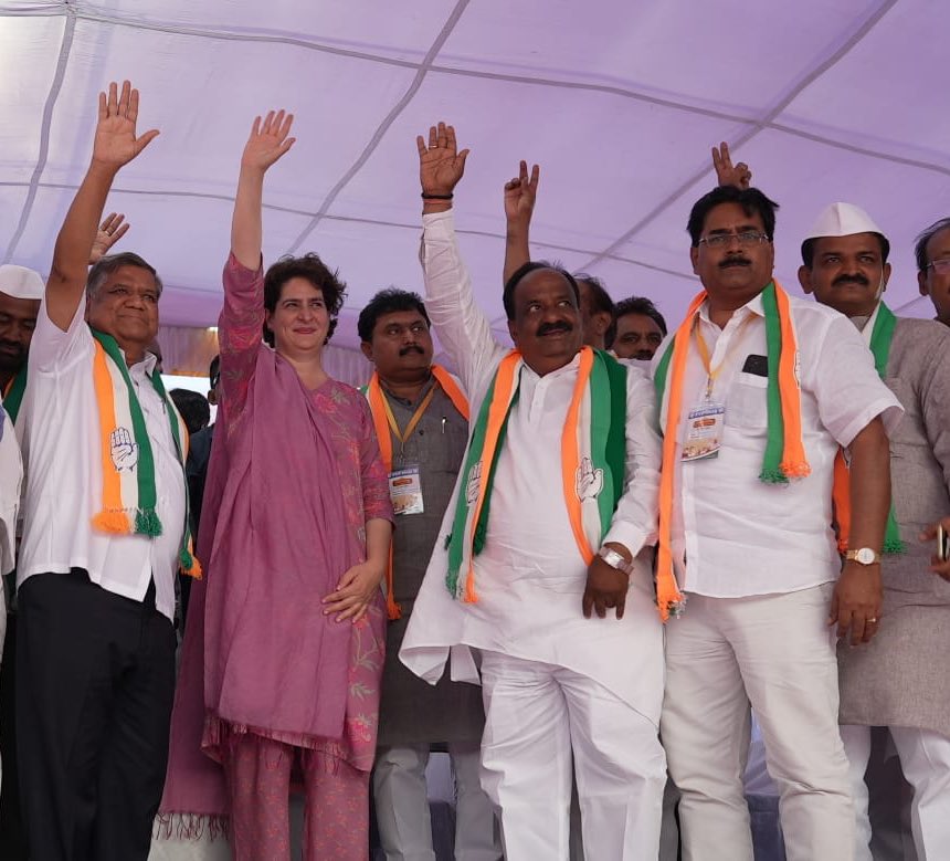 priyankagandhi's tweet photo. चुनाव जनता के मुद्दे पर होना चाहिए, चुनाव भविष्य के बारे में होना चाहिए, चुनाव जनता के हित के लिए होना चाहिए ताकि जनता के जीवन में बदलाव आए। 

कर्नाटक की जनता समझ चुकी है कि कांग्रेस की प्रगति की गारंटी ही प्रदेश के भविष्य को बेहतर बनाएगी,  इसलिए जनता ने बदलाव का ऐलान कर दिया है। 

कांग्रेस भारी बहुमत से सरकार बनाने जा रही है।

#CongressBaralidePragatiTaralide