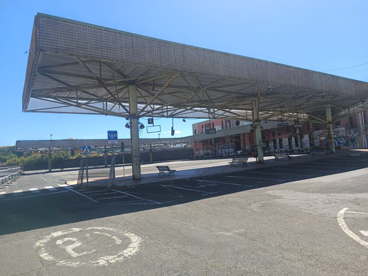 jjafonso1's tweet photo. Han vallado la antigua estación de guaguas, supongo q pa q ese techo no termine matando gente, pa después hacer cualquier machangada tipo sede policía o yo qué sé; perdiendo La Laguna el chance de tener un intercambiador subterráneo potente y así librarse de la ratonera Anchieta. https://t.co/LBtliZk65S