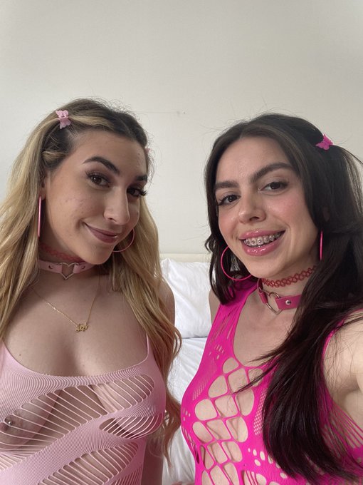 before we spent the afternoon training our throats 💦 @thelexigrey !! were so cute in all pink 💕😭 https://t