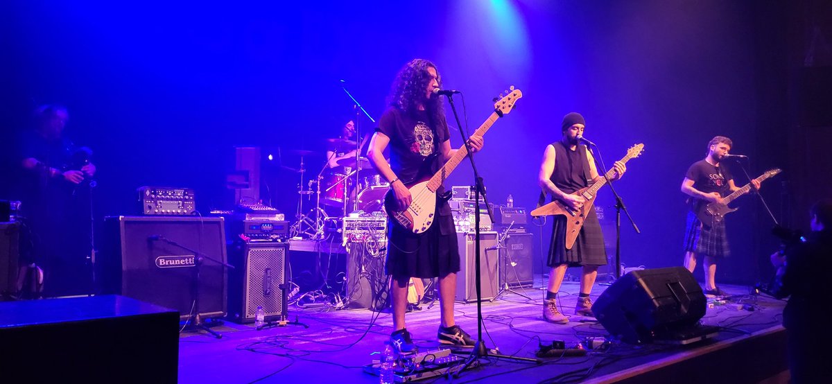 DavidGTato's tweet photo. Pois onte á noite comezou ben a velada con os Sons of Exodus soando moi ben e facendo gala da súa simpatía e boa música mexturando rock e sons tradicionais gallegos, unha proposta arriscada pero digna de alabar
#SonsOfExodus #Cazabruxas #SalaRebullón https://t.co/3TzqgOOsPS