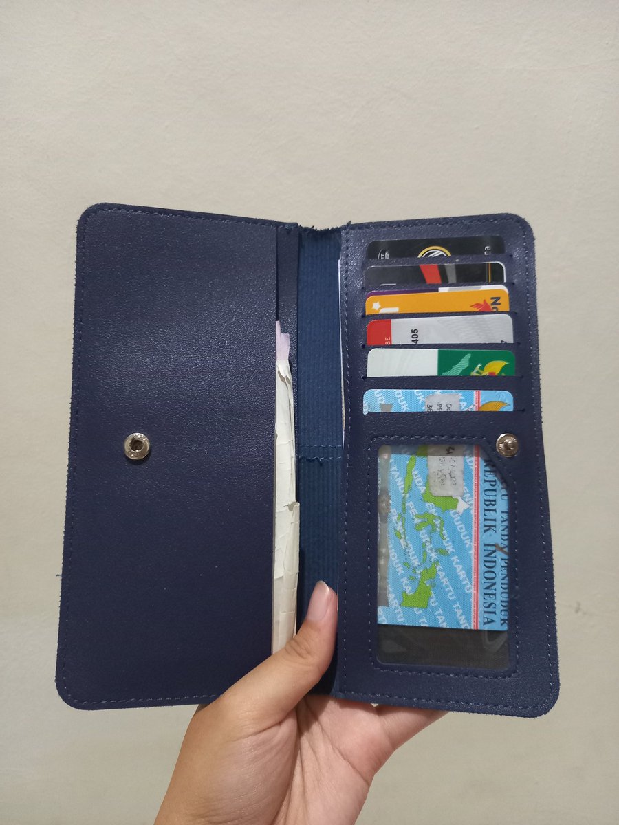piwpiw100x's tweet photo. 💫Review Dompet Panjang Wanita💫
Dompet cewe yang tipis dan murce banget ga sampe 15k. Suka banget sama dompetnya karena bisa muat banyak kattu tapi ga tebel. Jahitannya rapi dan ada banyak pilihan warna juga. Ini aku udah pemakaian hampir 2 tahun tapi masih bagus banget https://t.co/ZEBPoBAhFF
