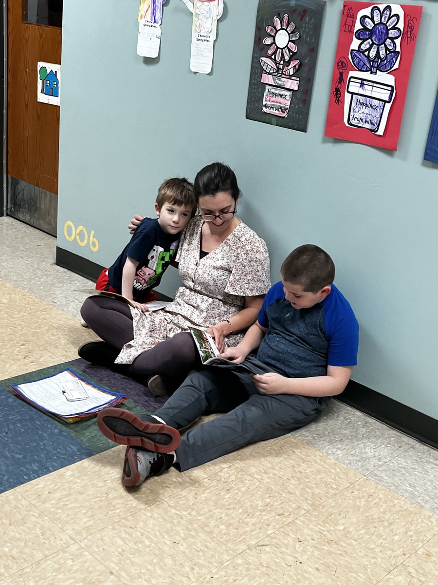 Prolly one of the sweetest moments I have ever seen walking down the hallway 💚🐝 <a href="/GreenIslandUFSD/">Green Island UFSD - Heatly School</a>
