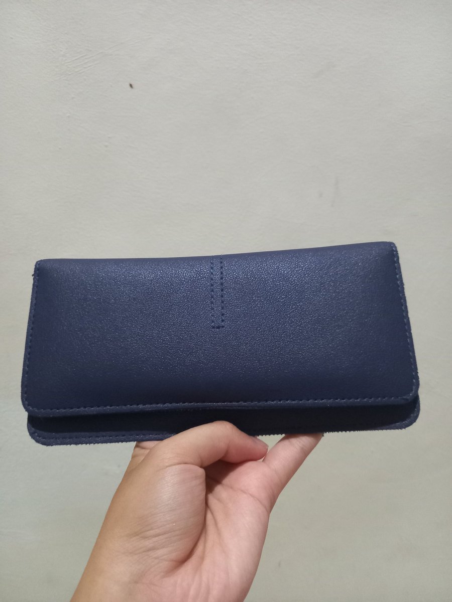 piwpiw100x's tweet photo. 💫Review Dompet Panjang Wanita💫
Dompet cewe yang tipis dan murce banget ga sampe 15k. Suka banget sama dompetnya karena bisa muat banyak kattu tapi ga tebel. Jahitannya rapi dan ada banyak pilihan warna juga. Ini aku udah pemakaian hampir 2 tahun tapi masih bagus banget https://t.co/ZEBPoBAhFF