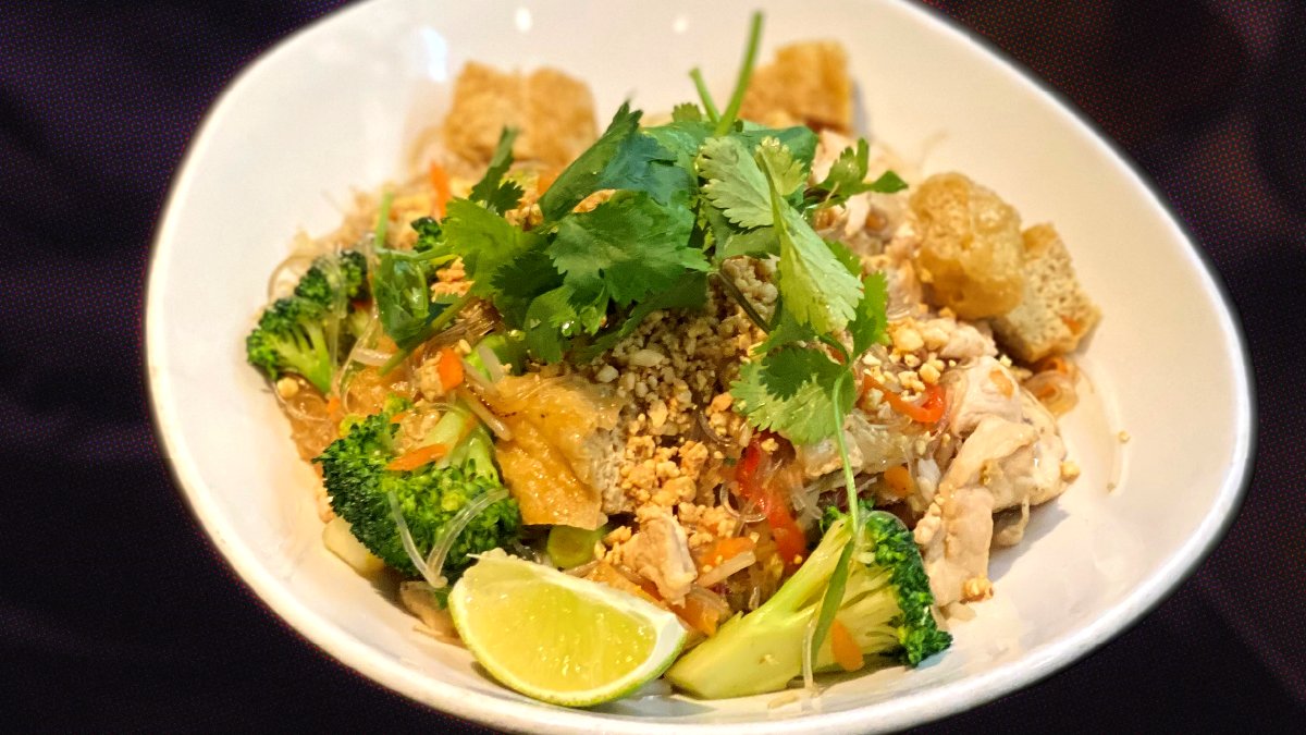 Is it just us, or does it feel like a Bangkok Stir Fry kind of day? 🍴🥦🥜👑

#TOEats #TorontoThaiFood #TorontoEats