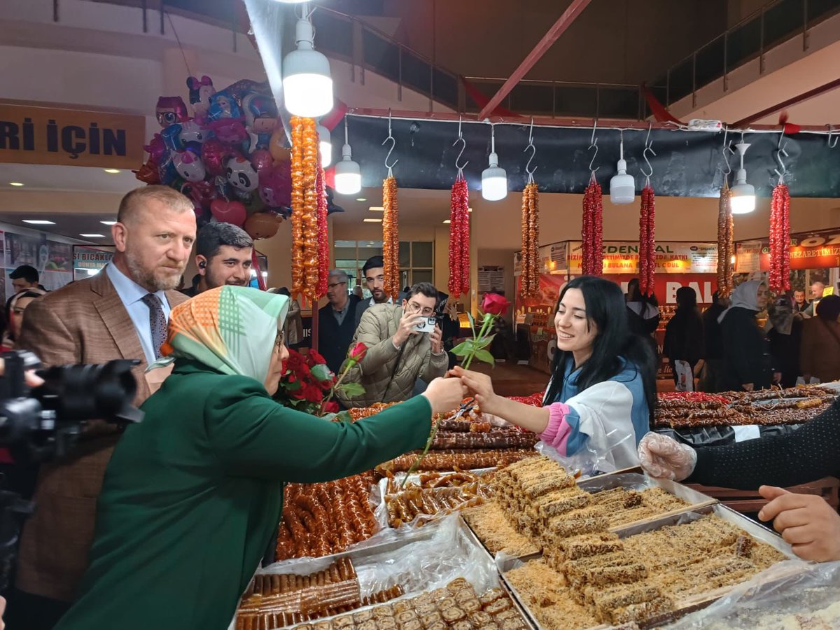gencakkocasinan's tweet photo. AK Parti Kayseri Milletvekili adaylarımız Sn. @aysebohurler , Sn. @denizcagan_dmc İlçe Gençlik Kolları Başkanımız Sn.@izzetsacmaci ve Teşkilat Mensuplarımız ile Kayseri Yöresel Ürünler Fuarını ziyaret ederek vatandaşlarımızla bir araya geldik. https://t.co/TZ4Im0caAB