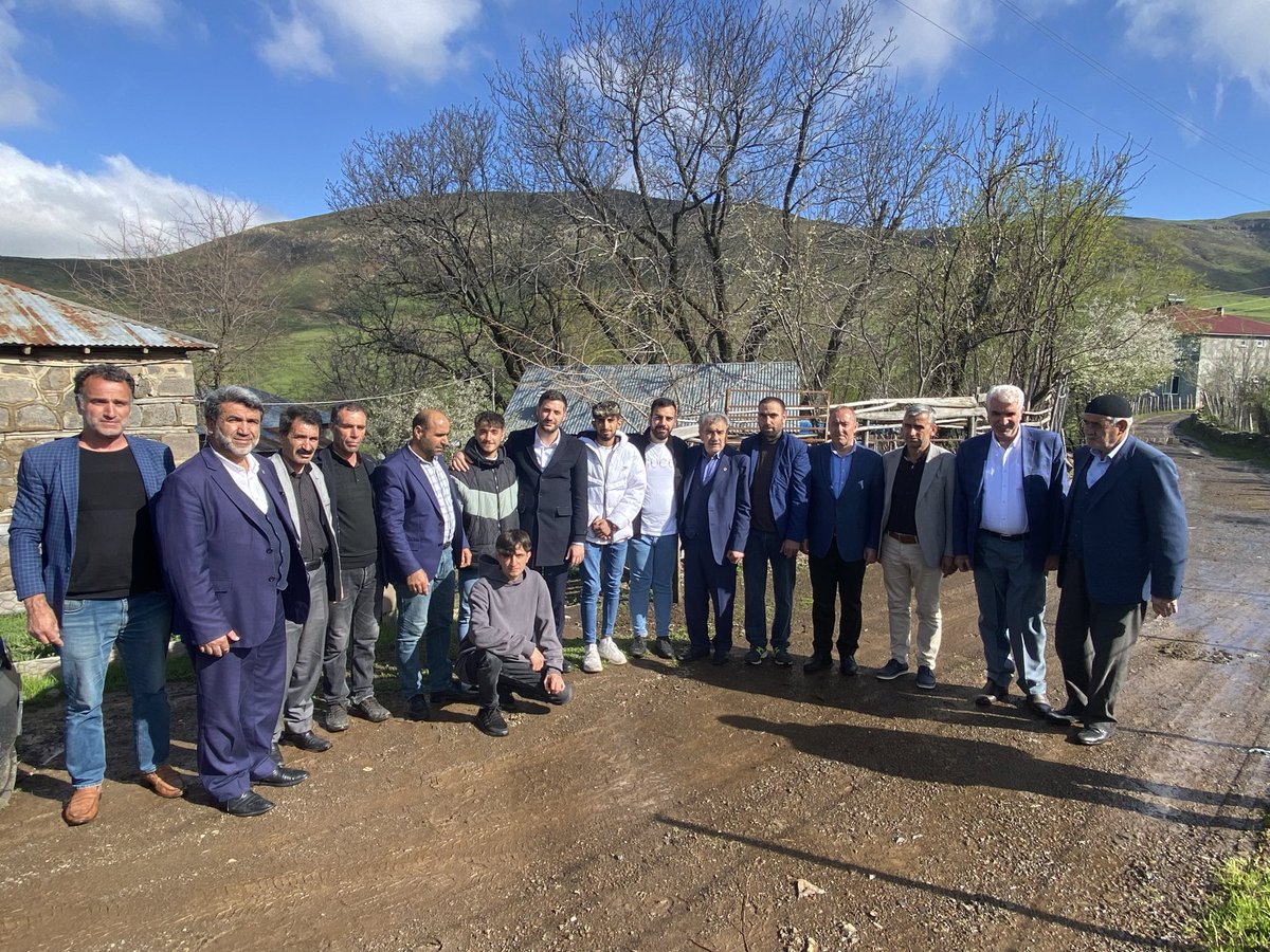 SolhanAkParti's tweet photo. 📌Kepçeli Köyü

Kepçeli köyünde kıymetli hemşehrilerimizle bir araya gelerek sohbet ettik. 
Akabinde 76 Şehit Anıtını ziyaret ederek şehitlerimize dualar ettik.

Akabinde  #Bozkanat köyü #Topluca mezramiza geçerek ziyaretlerimize devam ettik. @furkanufukcoskn https://t.co/AghqWQ53tv