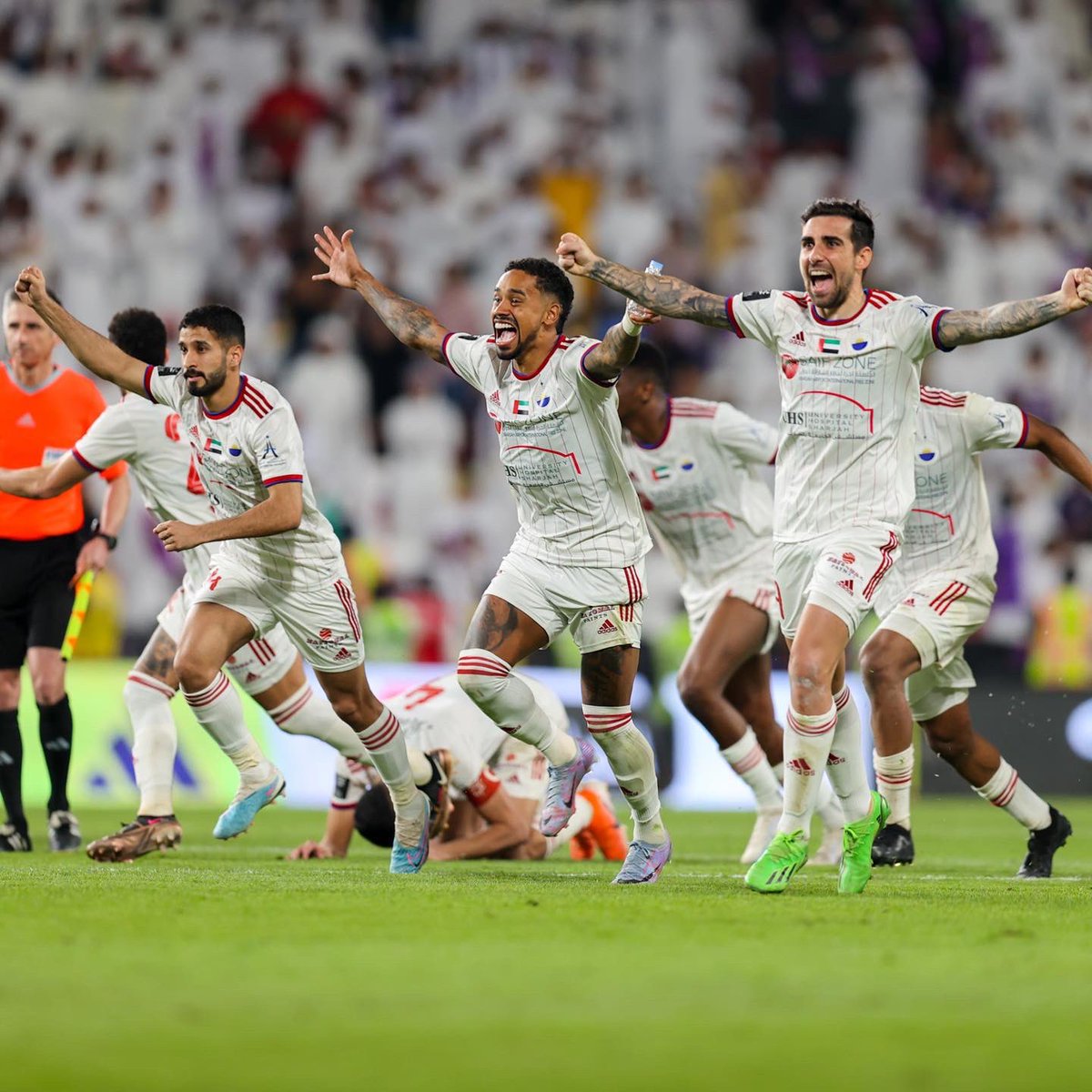 إنهـا العاشـرة بتوقيـت الشارقـ👑ـة 

نهدي هذا الانجاز لسمو الشيخ سلطان بن محمد القاسمي وولي عهده ونائبه ،ومبروك لجماهيرنا الوفيه ولكل محب للشارقه وشكرا لأخواني اللاعبين والجهاز الفني والاداري 🤍🏆

ومبروك لنا مصافحة 
سمو الشيخ منصور بن زايد ال نهيان