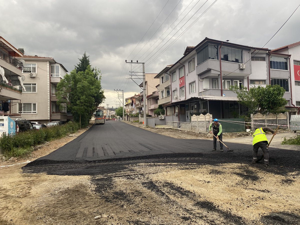 fevzikilic54_'s tweet photo. Dilmen Mahallemizde asfalt çalışmalarımız devam ediyor.

Ekiplerimizi ziyaret ettik, kolaylık diledik.

Altyapısı tamamlanan 26 sokağımız asfalt ile baştan sona yenileniyor. 

Akabinde sokaklarımızda çalışmalar tretuvar ile devam edecek. https://t.co/82wqRlbX0J