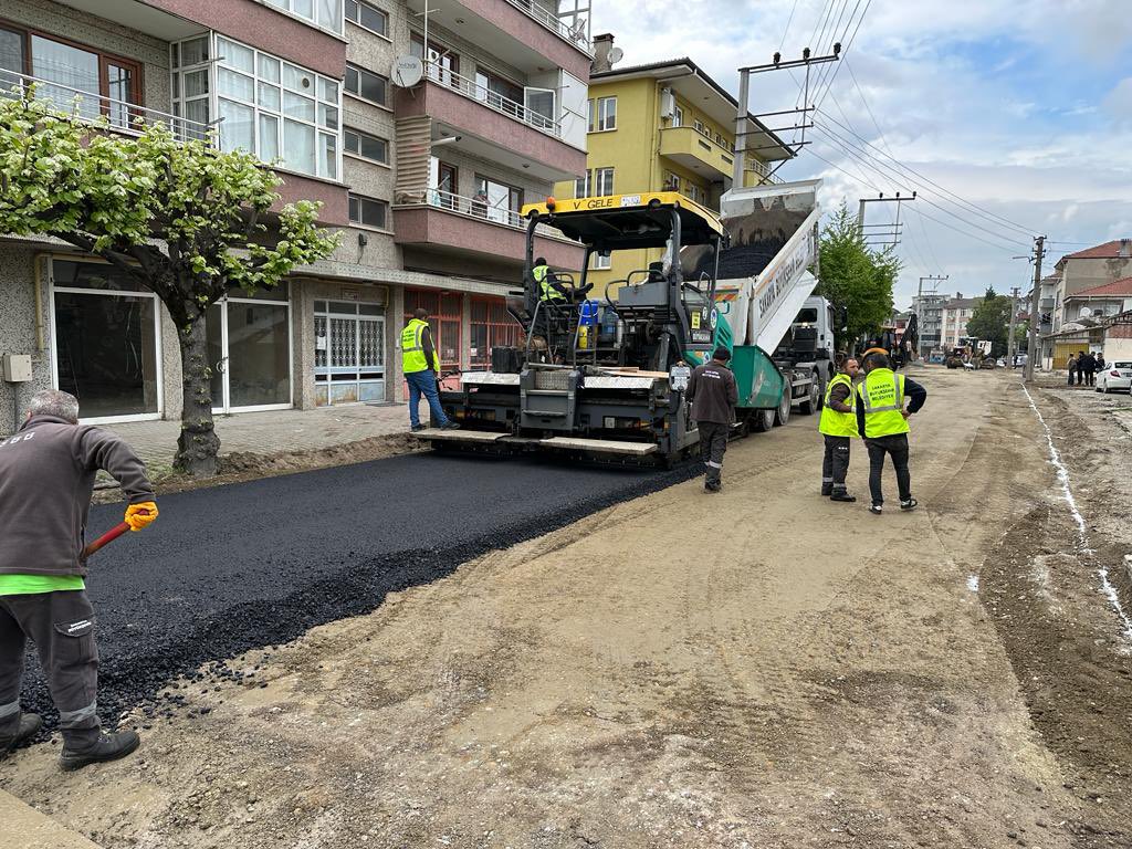 fevzikilic54_'s tweet photo. Dilmen Mahallemizde asfalt çalışmalarımız devam ediyor.

Ekiplerimizi ziyaret ettik, kolaylık diledik.

Altyapısı tamamlanan 26 sokağımız asfalt ile baştan sona yenileniyor. 

Akabinde sokaklarımızda çalışmalar tretuvar ile devam edecek. https://t.co/82wqRlbX0J