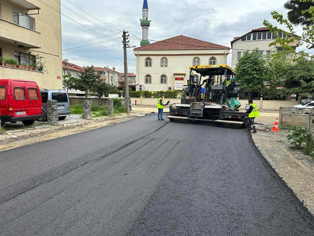 fevzikilic54_'s tweet photo. Dilmen Mahallemizde asfalt çalışmalarımız devam ediyor.

Ekiplerimizi ziyaret ettik, kolaylık diledik.

Altyapısı tamamlanan 26 sokağımız asfalt ile baştan sona yenileniyor. 

Akabinde sokaklarımızda çalışmalar tretuvar ile devam edecek. https://t.co/82wqRlbX0J