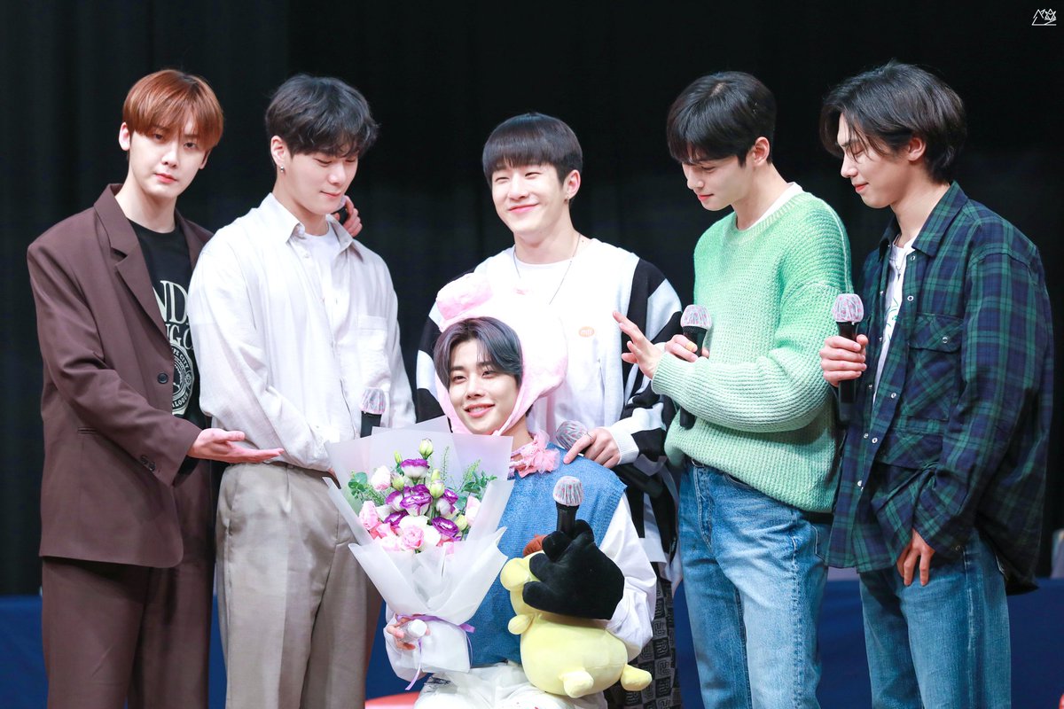 myungchel_'s tweet image. April 30, 2022 was the very last time we saw them complete in one stage and in one frame😭💔

And it was exactly a year ago today🥺

I really do HOPE &amp;amp; PRAY tht d universe will b in favor of ASTROHA for the coming days😭

I will keep on holding on.

@offclASTRO
#아스트로 #아로하