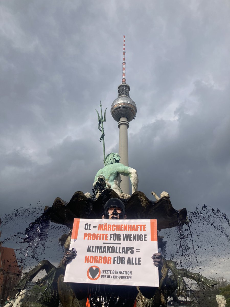 RaphaelThelen's tweet photo. 20 Ölkonzerne sind direkt verantwortlich für 1/3 aller CO2-Emissionen. Damit haben sie drei Milliarden US-Dollar verdient - täglich. 

Und: Sie wussten, dass sie dafür unsere Lebensgrundlagen zerstören. 

Die sollten nicht noch Subventionen bekommen, sondern Gerichtsprozesse. https://t.co/X9FTgpUm8k