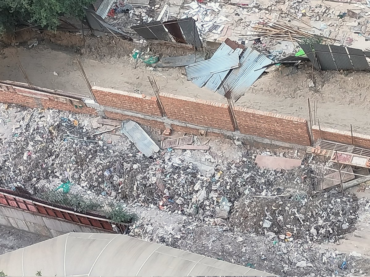 reporterlokesh's tweet photo. ग्रीन नोएडा अभियान चलाने वाली @noida_authority को 'कचड़ा माफिया' के खिलाफ जरूर एक्शन लेना चाहिए। इंतजार है। @Uppolice को भी जिम्मेदार लोगों पर जरुर संज्ञान लेना चाहिए।#कचड़ामाफिया  @myogioffice @dmgbnagar @NGTribunal @JagranNews @htTweets https://t.co/raKrzQ6Gax