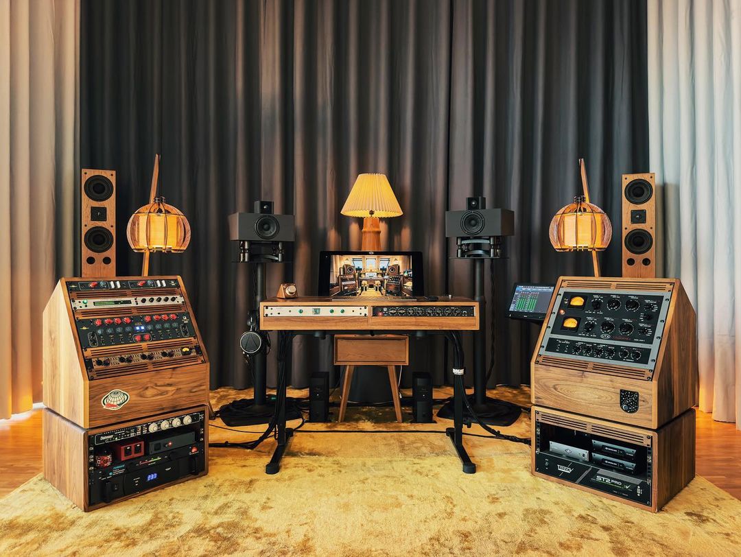 UAudio's tweet photo. #StudioSaturday in style💡

📸 https://t.co/WZGXJr3DBe

#StudioSaturday #RecordingStudio #UniversalAudio #UADsatellite #musicproduction #musician https://t.co/18DvBTXNLo