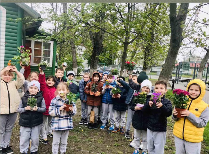HeritagePrimary's tweet photo. #Gardening is a fun &amp; educational activity for children. When they have a garden at their disposal, they can spend their time growing all kinds of plants.#responsibility #selfconfidence  #teamwork #creativity #knowledge @HisIpc @his_global @TakeActionEdu @HIS_Moldova https://t.co/8i34rWMJjZ