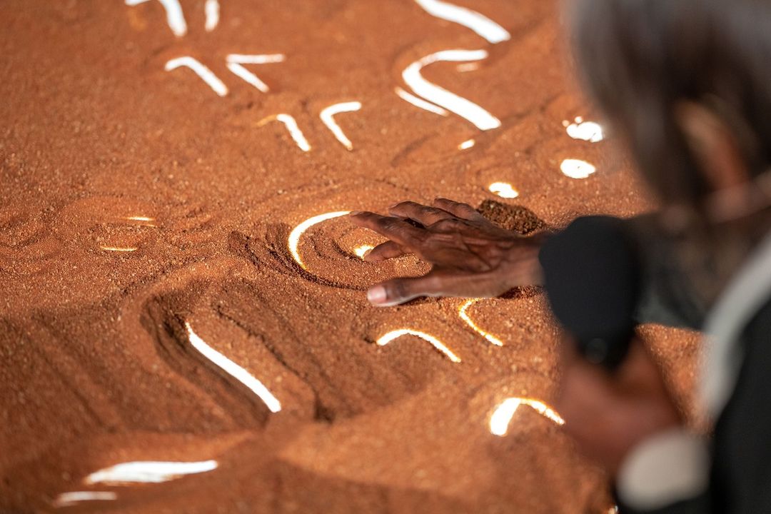 AusEmbMex's tweet photo. ¿Conocen el festival #Parrtjima?
El festival usa como lienzo natural la cordillera MacDonnell y las arenas rojas del Parque del Desierto de #AliceSprings 🇦🇺 como telón natural para instalaciones de luz que representan la cultura continua más antigua del 🌏.
📸 Parrtjimaaustralia https://t.co/9deN7WWTtf