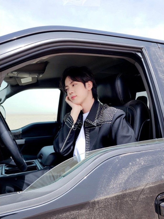 hourjinnie's tweet photo. whose boyfriend is thattt🤯 https://t.co/MMHxk4RTx7