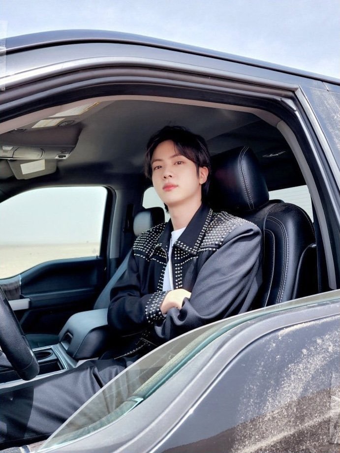 hourjinnie's tweet photo. whose boyfriend is thattt🤯 https://t.co/MMHxk4RTx7