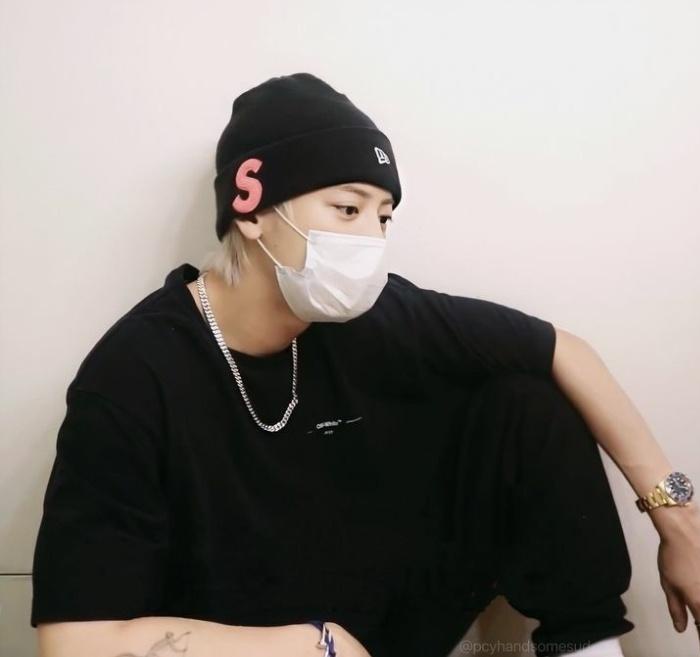 DreamKkumm's tweet photo. @hyunilight @noeym01 @weareoneEXO @B_hundred_Hyun @layzhang فکر کنم برگشتم هوفف https://t.co/iUeEaTbyXc