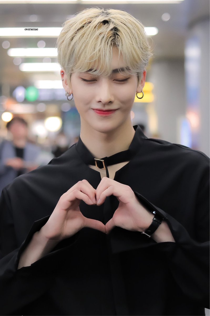 haeshion's tweet photo. let ricky do his own makeup THIS IS ONE OF HIS BEST LOOKS https://t.co/D4L0fGhkkB