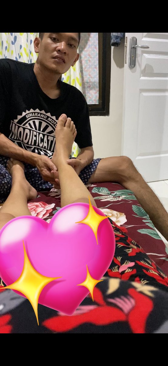 natadevicoco's tweet photo. Gimana bisa disuruh jauh dr swami kalau tiap hari di treat like a queen. Tiap hari sllu dipijitin bahkan pernah smpai berjam-jam pdhal seharian gk ngapa”in, gk pernah nyuruh bahkan nuntut ini itu. https://t.co/gJxATmAdxA