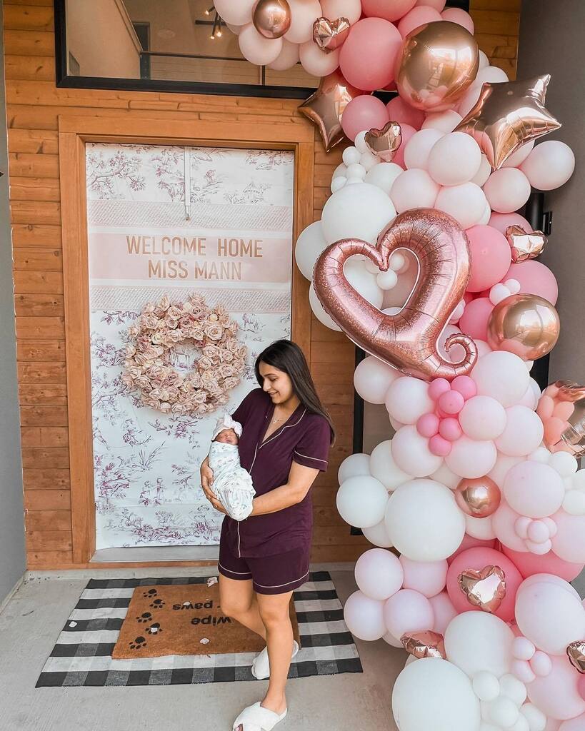 Welcoming home our sweet baby 💕🌸 Had to recreate the same photo as when we welcomed home Kai 🥹 can’t believe we’re a family of 4!! We’re still adjusting but it’s been the best 🫶🏽 thank you @joteamann for this beautiful welcome home surprise!🥰 •
•… instagr.am/p/Crn--GzOYnd/