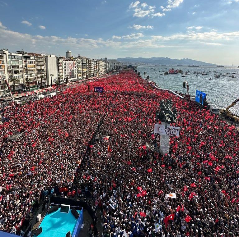 ankarakulisi06's tweet photo. Burası İZMİR...

***

Meydanların dili iyidir...

***

@Bilalsaygili nın başaracağına olan inancımız sürüyor 

Cumhurbaşkanı @RTErdogan ı İzmir de Yuzbinlerce insan karşıladı 

Şimdi sıra ANKARA da https://t.co/jWEriyKtSG